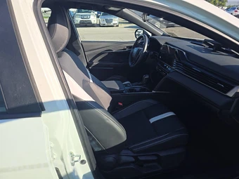 2025 Toyota Camry SE - miniatura 8