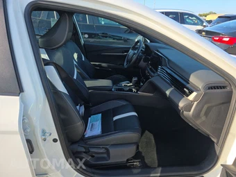 2025 Toyota Camry SE - miniatura 8