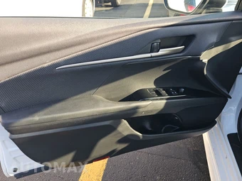 2025 Toyota Camry SE - miniatura 9