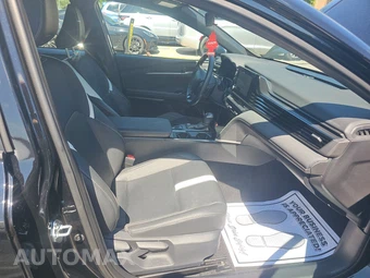 2025 Toyota Camry SE - miniatura 8