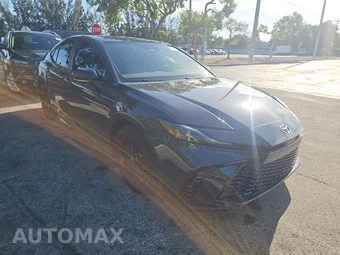 2025 Toyota Camry SE – miniatura 3