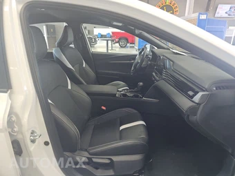 2025 Toyota Camry SE - miniatura 8
