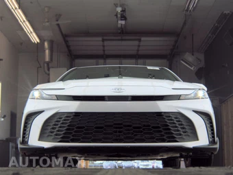 2025 Toyota Camry SE - miniatura 3