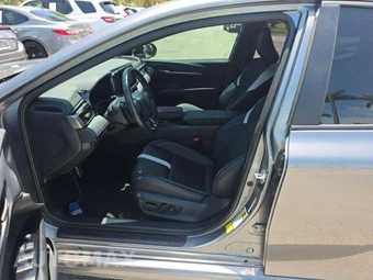 2025 Toyota Camry SE - miniatura 3