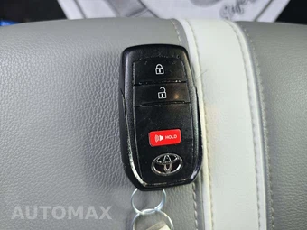2025 Toyota Camry SE – miniatura 8