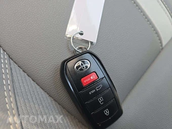 2025 Toyota Camry SE - miniatura 8