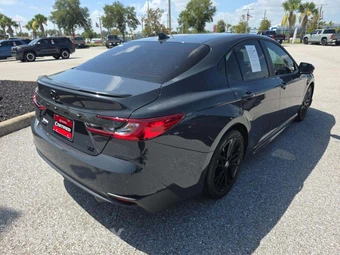 2025 Toyota Camry SE - miniatura 3