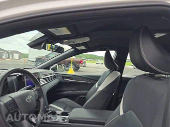 2025 Toyota Camry SE - miniatura 17