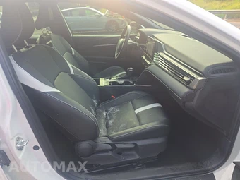 2025 Toyota Camry SE - miniatura 8