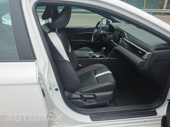 2025 Toyota Camry SE - miniatura 8
