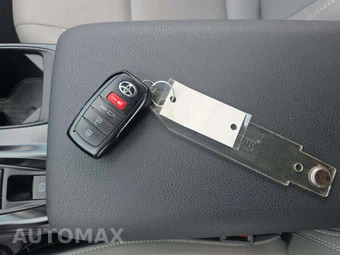 2025 Toyota Camry SE - miniatura 8