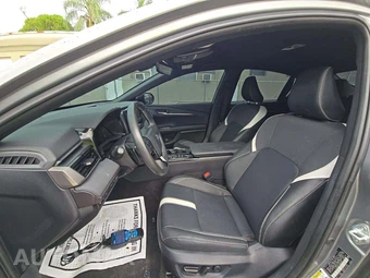 2025 Toyota Camry SE - miniatura 3