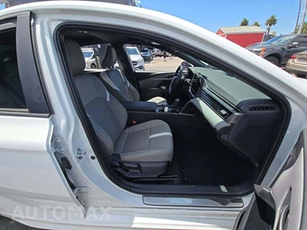 2025 Toyota Camry SE - miniatura 18