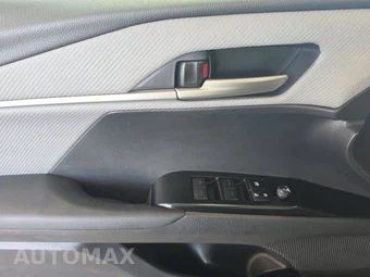 2025 Toyota Camry SE - miniatura 9