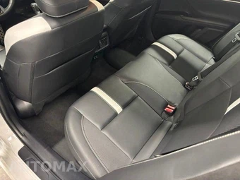 2025 Toyota Camry SE - miniatura 8