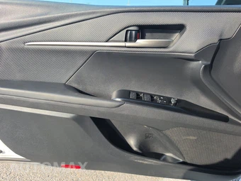 2025 Toyota Camry SE - miniatura 9