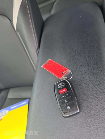 2025 Toyota Camry SE – miniatura 8