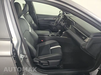 2025 Toyota Camry SE - miniatura 8