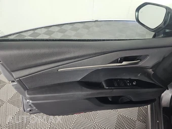 2025 Toyota Camry SE - miniatura 9
