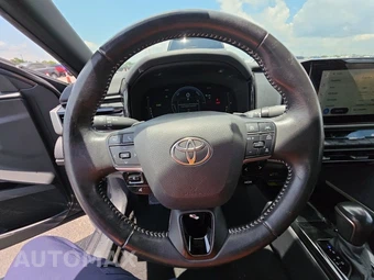 2025 Toyota Camry SE – miniatura 10