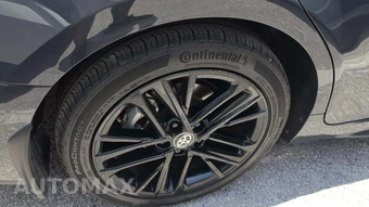 2025 Toyota Camry SE – miniatura 19