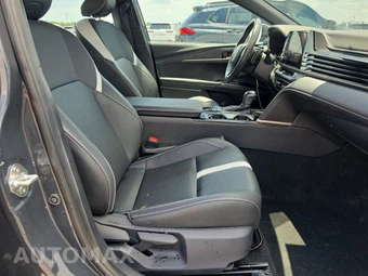 2025 Toyota Camry SE – miniatura 8