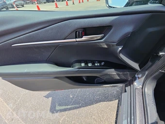 2025 Toyota Camry SE – miniatura 9