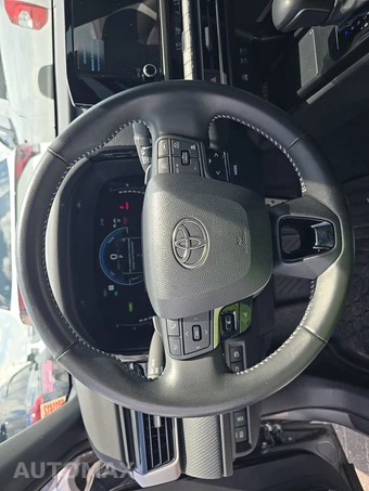2025 Toyota Camry SE - miniatura 10