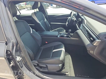 2025 Toyota Camry SE - miniatura 8