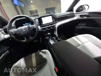 2025 Toyota Camry SE - miniatura 10