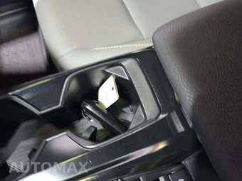 2025 Toyota Camry SE - miniatura 8