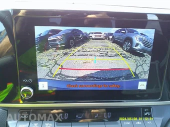 2025 Toyota Camry SE - miniatura 3