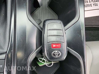 2025 Toyota Camry SE - miniatura 8