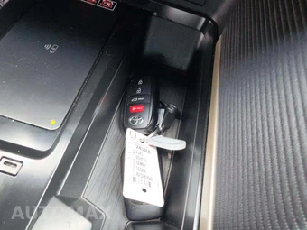 2025 Toyota Camry SE - miniatura 5
