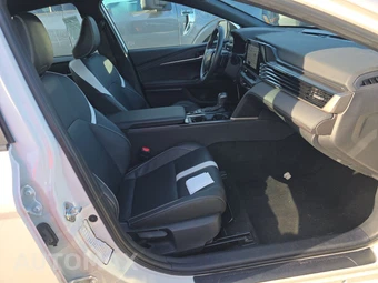 2025 Toyota Camry SE - miniatura 8