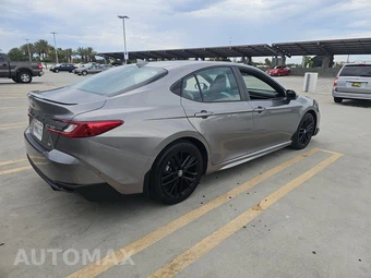 2025 Toyota Camry SE – miniatura 4