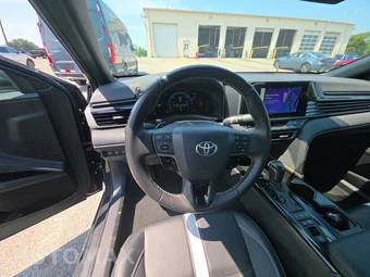 2025 Toyota Camry SE – miniatura 10
