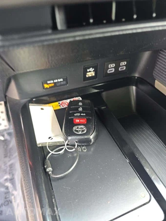 2025 Toyota Camry SE - miniatura 8