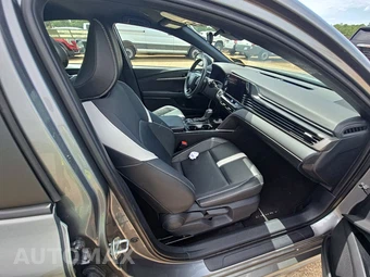 2025 Toyota Camry SE - miniatura 8