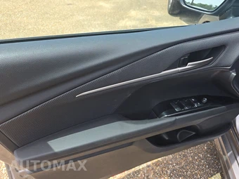 2025 Toyota Camry SE - miniatura 9