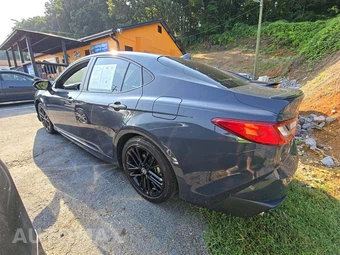 2025 Toyota Camry SE - miniatura 2