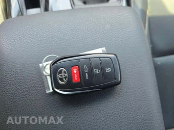 2025 Toyota Camry SE - miniatura 8