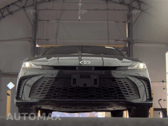 2025 Toyota Camry SE – miniatura 3