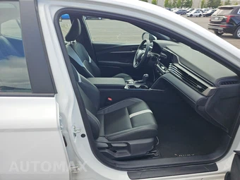2025 Toyota Camry SE - miniatura 8