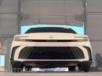 2025 Toyota Camry SE – miniatura 3
