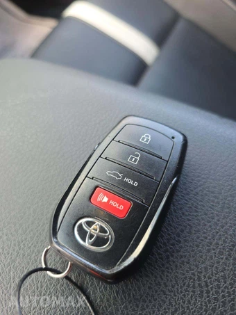 2025 Toyota Camry SE – miniatura 5