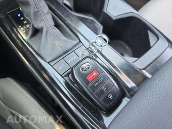 2025 Toyota Camry SE - miniatura 5