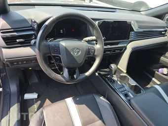 2025 Toyota Camry SE – miniatura 11
