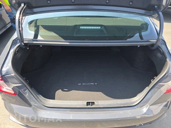2025 Toyota Camry SE – miniatura 17
