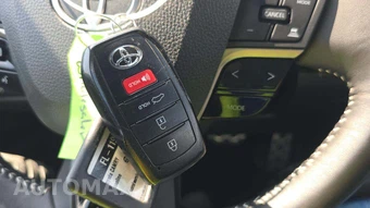 2025 Toyota Camry SE – miniatura 18